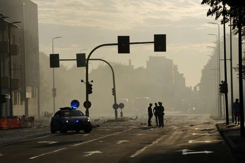 palazzo di via antonini a milano a fuoco 10