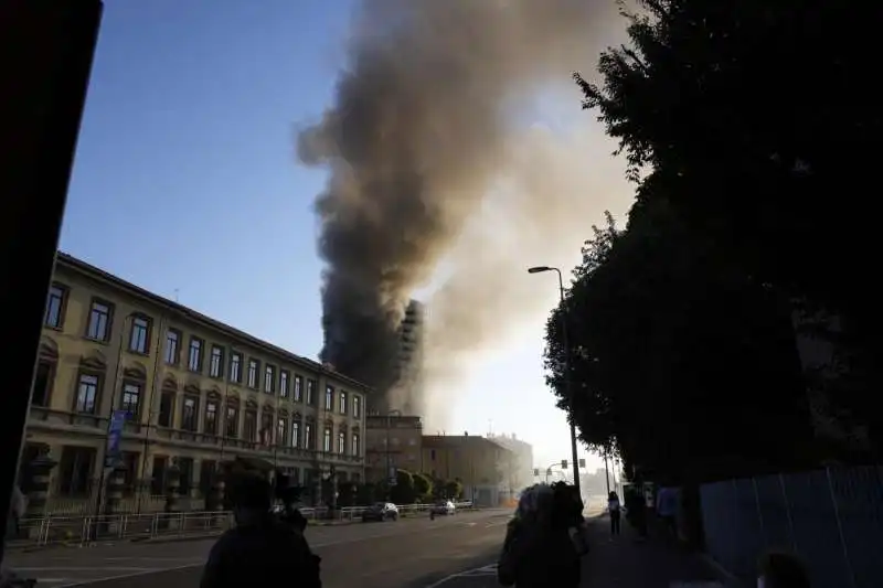 palazzo di via antonini a milano a fuoco 11