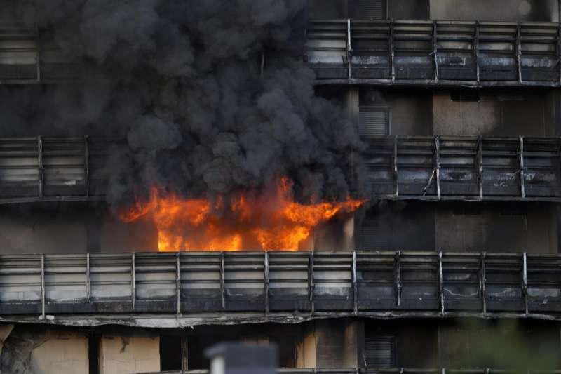 palazzo di via antonini a milano a fuoco 16