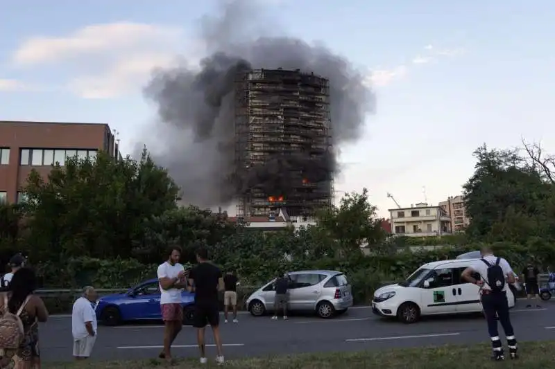 palazzo di via antonini a milano a fuoco 17