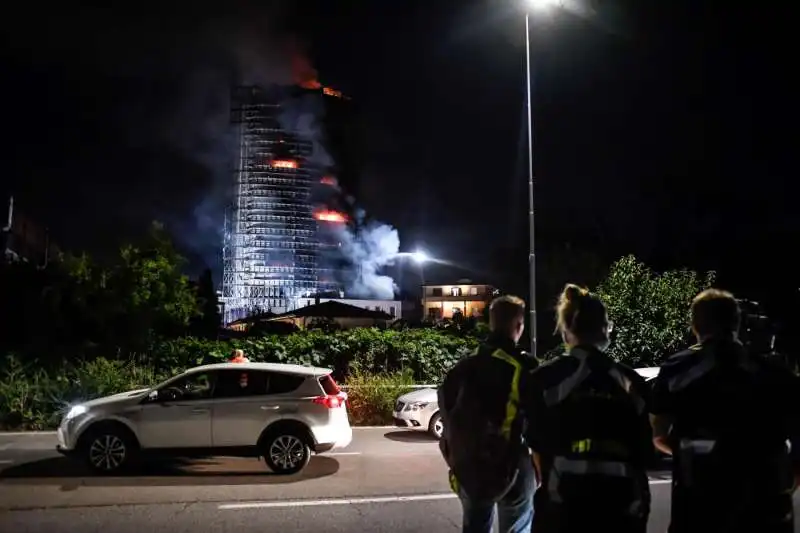 palazzo di via antonini a milano a fuoco 3