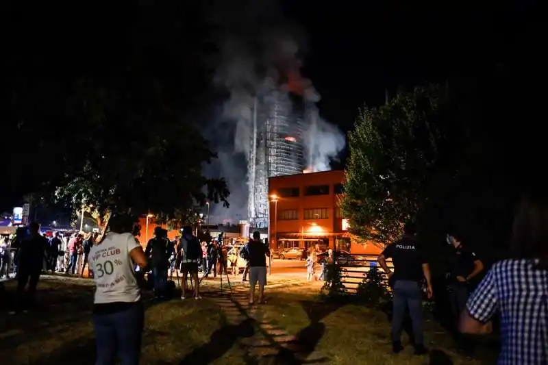 palazzo di via antonini a milano a fuoco 5