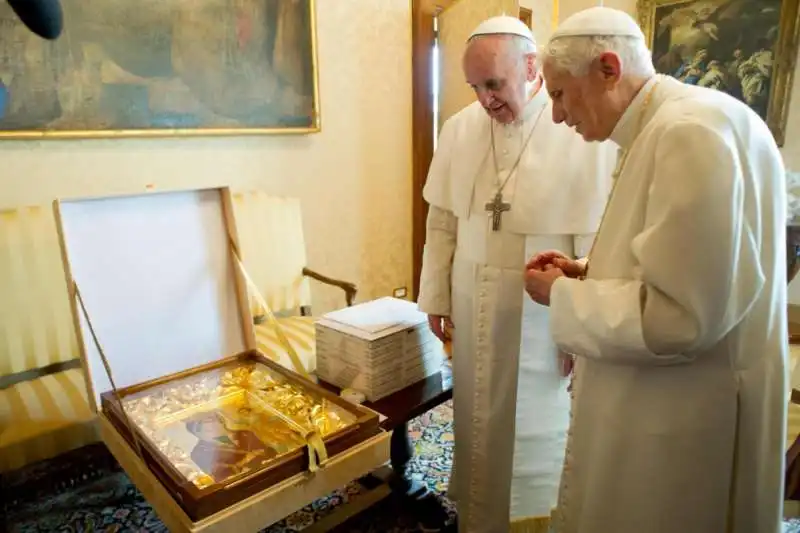 papa francesco e benedetto 5