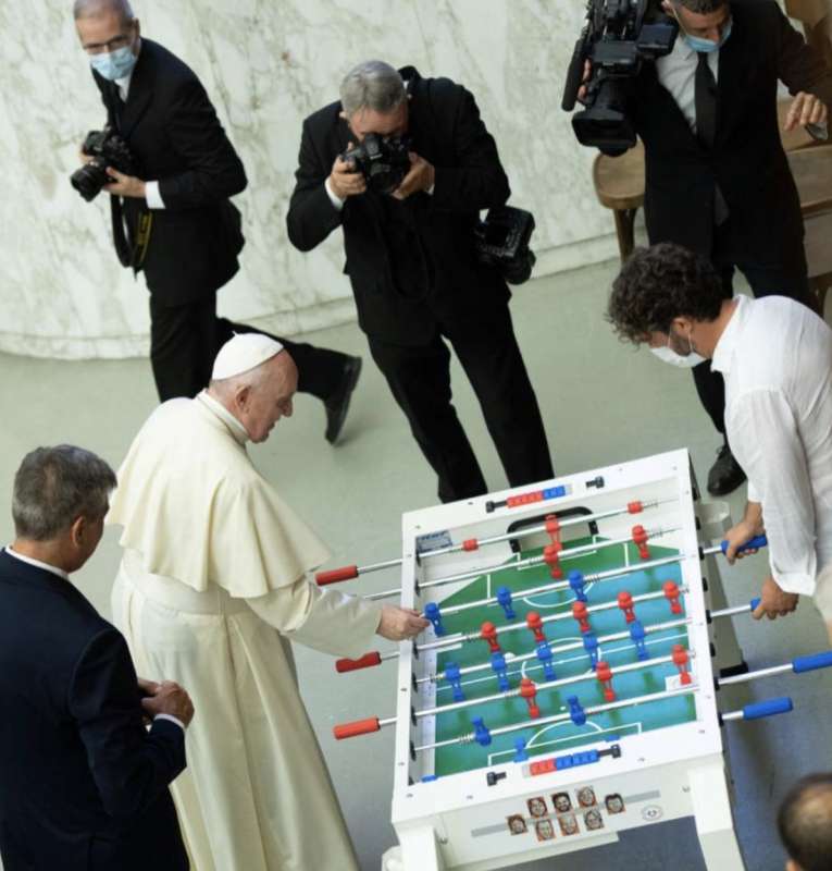 papa francesco gioca a biliardino 6