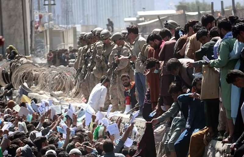 pERSONE ALL'AEROPORTO DI KABUL