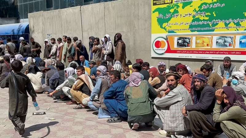 persone in fila davanti alle banche a kabul