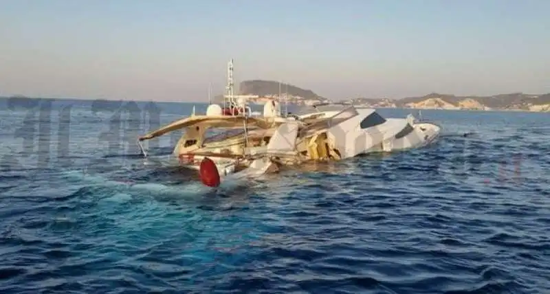 ponza   yacht affonda dopo scontro con motocisterna 1