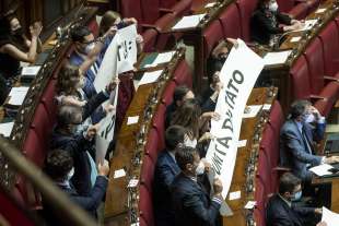 PROTESTA DEI DEPUTATI DI L ALTERNATIVA C'E' (EX M5S) CONTRO LA RIFORMA DELLA GIUSTIZIA