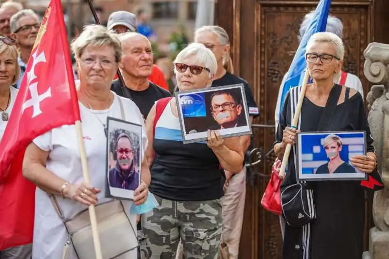 proteste contro la legge bavaglio in polonia