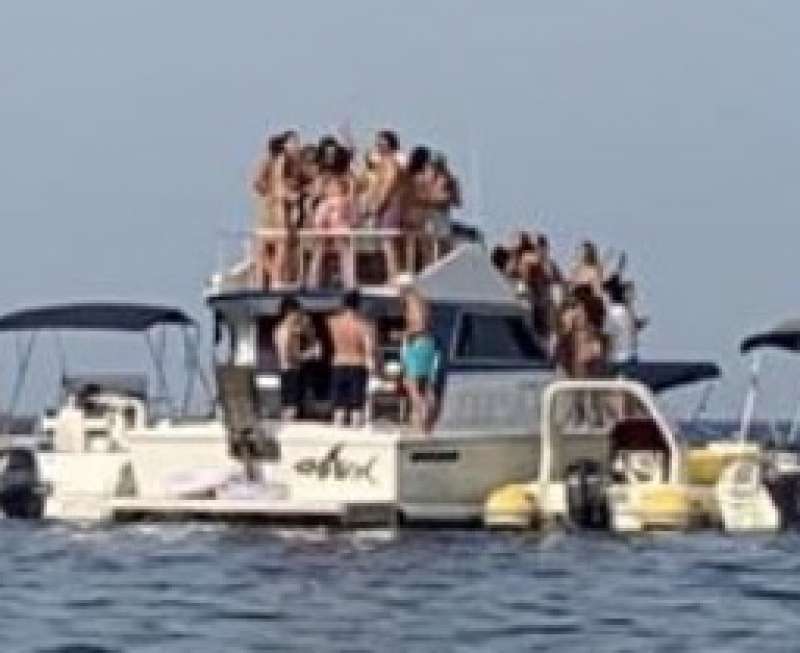 ragazzi ammassati a far festa sulle barche a pantelleria 2