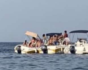 ragazzi ammassati a far festa sulle barche a pantelleria 3