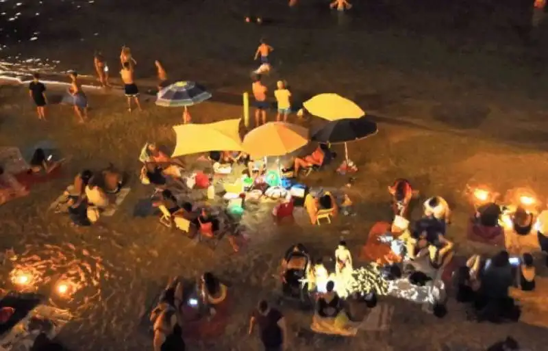 ragazzi in spiaggia di notte a gallipoli