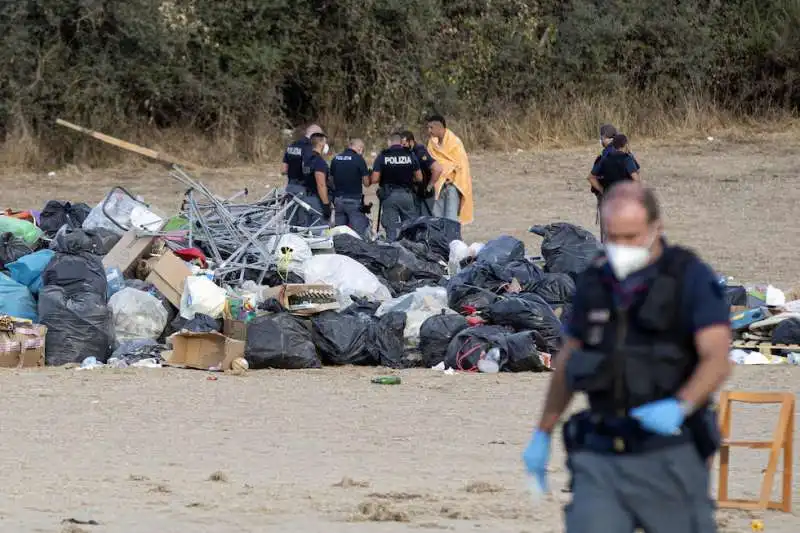 rifiuti dopo il rave a mezzano 