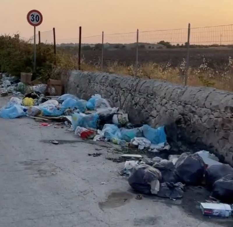 rifiuti per strada a noto 1