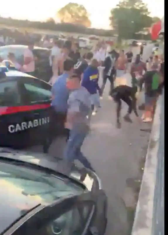 rissa a marotta, carabinieri aggrediti 9