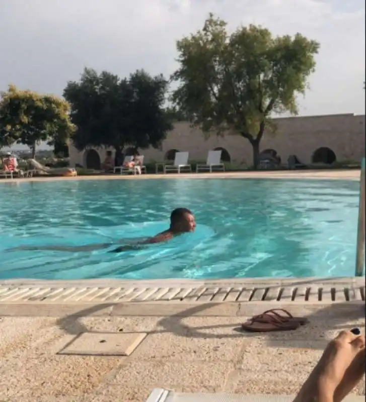 rocco casalino a ostuni in vacanza con la mamma 