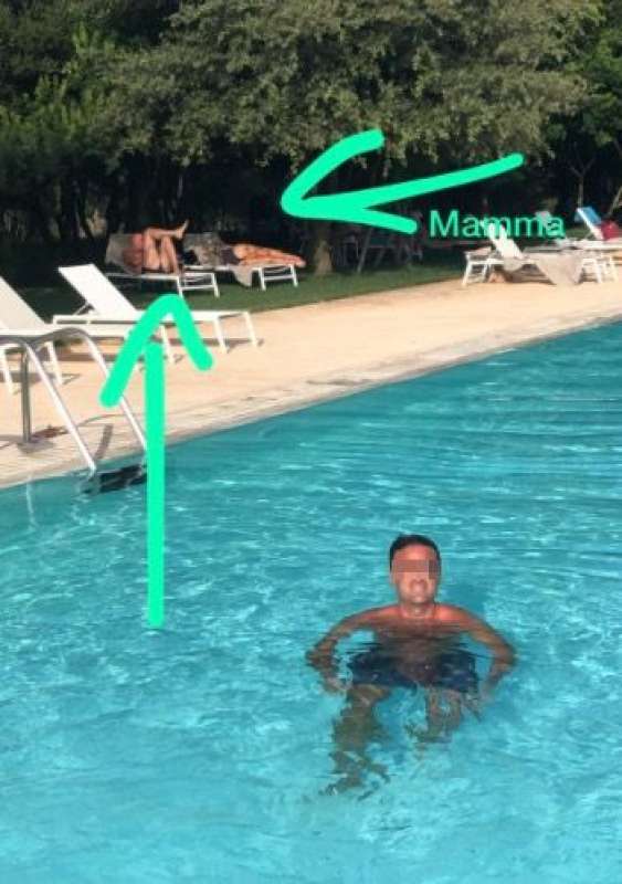 rocco casalino a ostuni in vacanza con la mamma