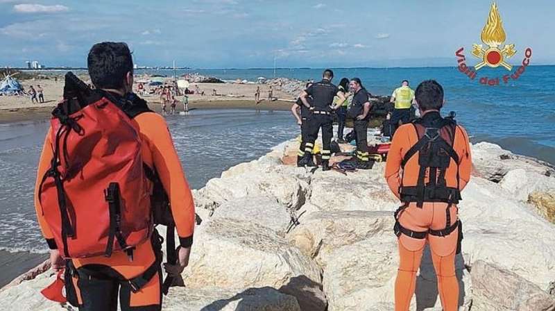 scogli al faro di bibione 3