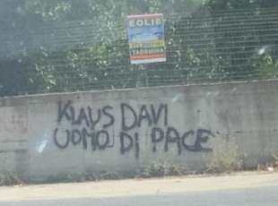 SCRITTA CONTRO KLAUS DAVI