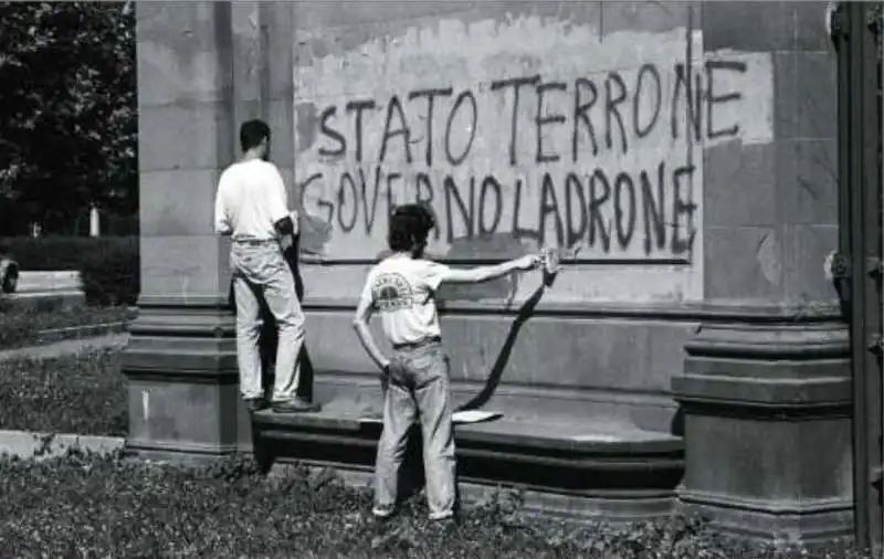 scritte anti meridionali a monza   luglio 1989 