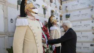 sergio mattarella alla tomba di altiero spinelli a ventotene