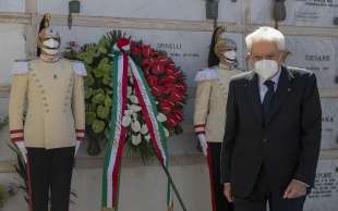 sergio mattarella alla tomba di altiero spinelli a ventotene