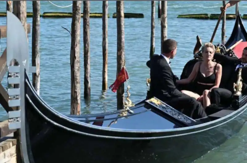 sharon stone in gondola a venezia 