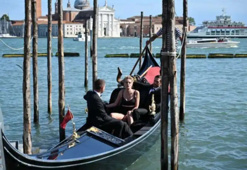 sharon stone in gondola a venezia 3