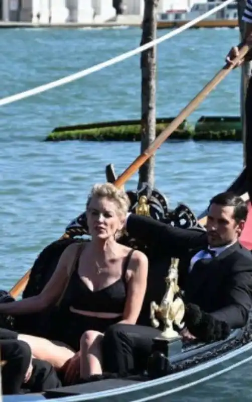 sharon stone in gondola a venezia 5