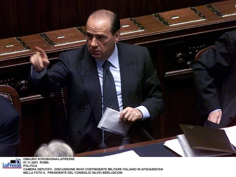 SILVIO BERLUSCONI ALLA CAMERA DURANTE LA DISCUSSIONE SULL INVIO DEI MILITARI ITALIANI IN AFGHANISTAN - 7 NOVEMBRE 2001