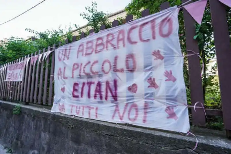 striscioni per eitan