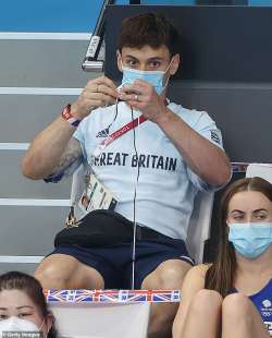 Tom Daley lavora all'uncinetto 5