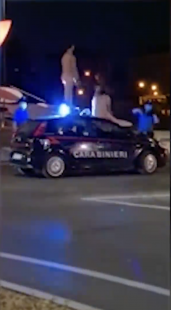 TURISTI TEDESCHI NUDI AUTO CARABINIERI