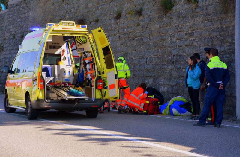 UOMO SCHIACCIATO DALL'AUTO CHE STAVA RUBANDO