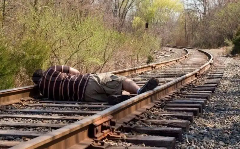 UOMO SUL BINARIO FERROVIARIO 