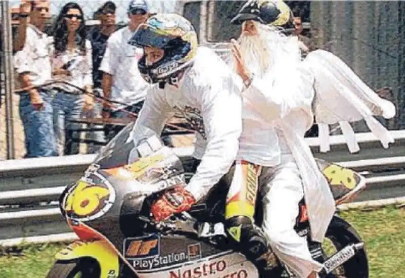 valentino rossi con il suo angelo custode