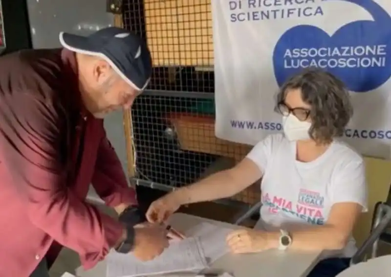 vasco rossi firma per il referendum per l eutanasia legale  1