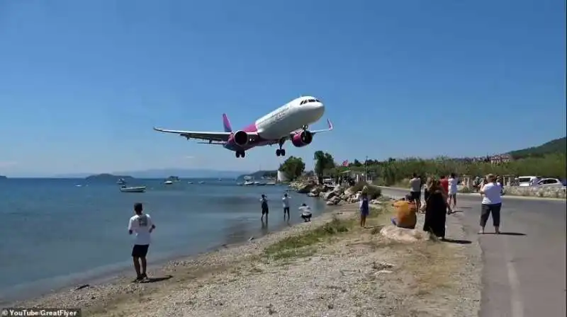 AEREO ATTERRA ALL AEROPORTO DI SKIATHOS 