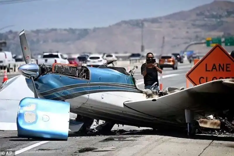 aereo si schianta e prende fuoco in autostrada california 2