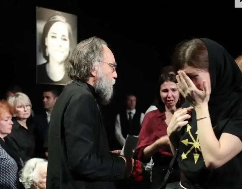 aleksandr dugin al funerale della figlia darya dugina  2