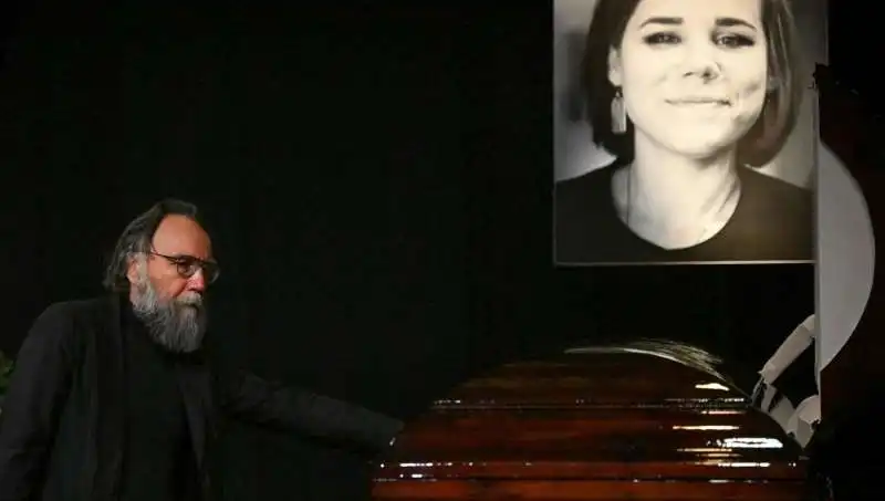 aleksandr dugin al funerale della figlia darya dugina 9