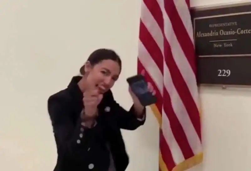 alexadria ocasio cortez balla per solidarieta a sanna marin 3