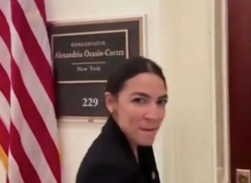 alexadria ocasio cortez balla per solidarieta a sanna marin 4