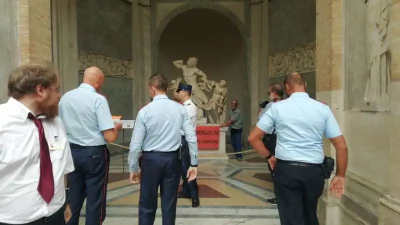 AMBIENTALISTI SI INCOLLANO AL LAOCOONTE 