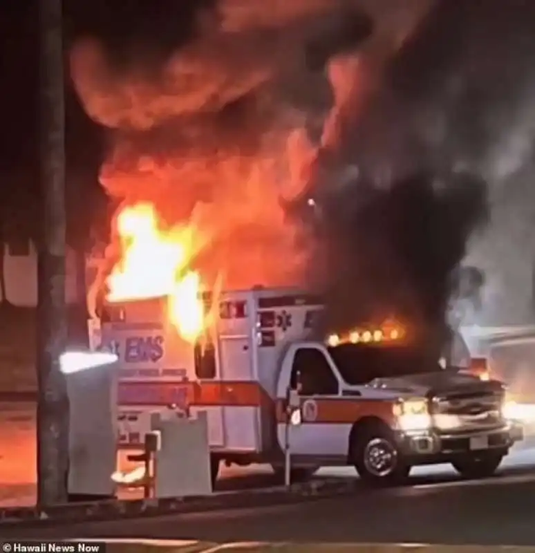 ambulanza prende fuoco davanti all ospedale di kailua nelle hawaii 