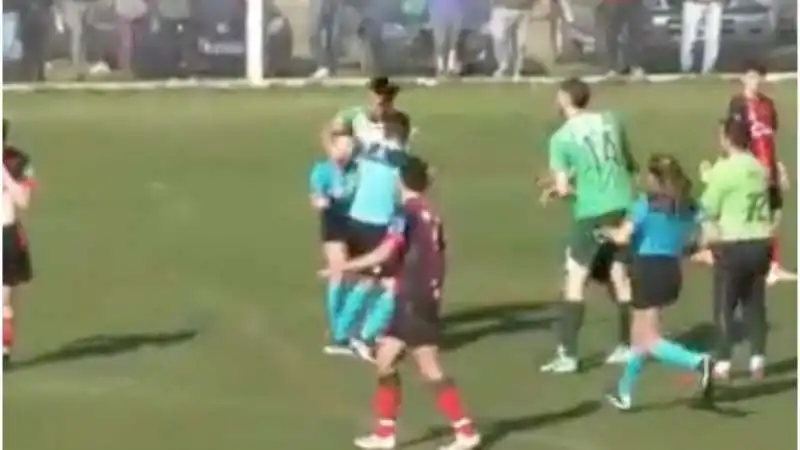 arbitro donna aggredita in campo da calciatore 2