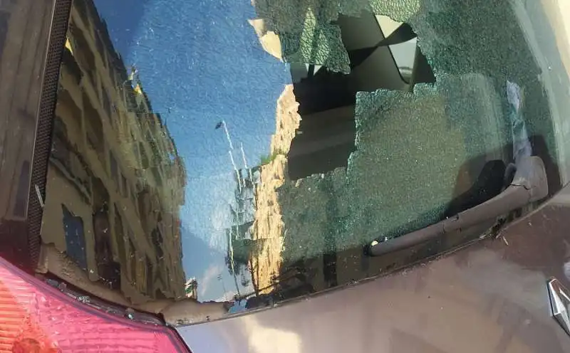 auto danneggiata con una fionda a firenze 2