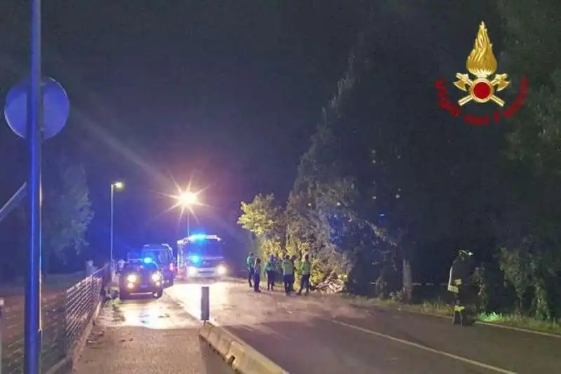 auto sbanda e finisce contro un albero a godega santurbano (treviso)   2