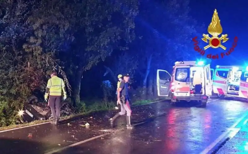 auto sbanda e finisce contro un albero a godega santurbano (treviso)   4