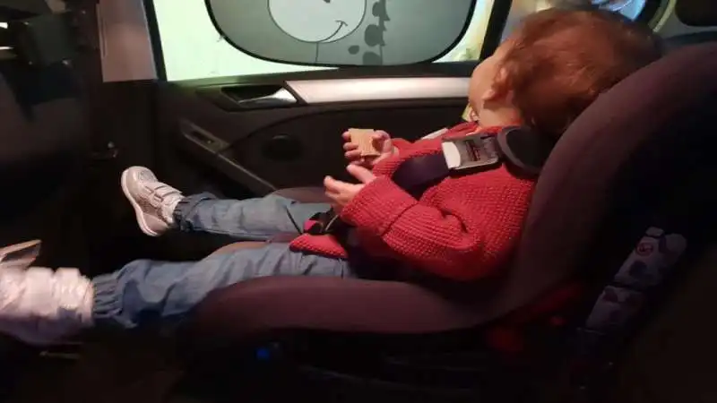 BAMBINO IN AUTO